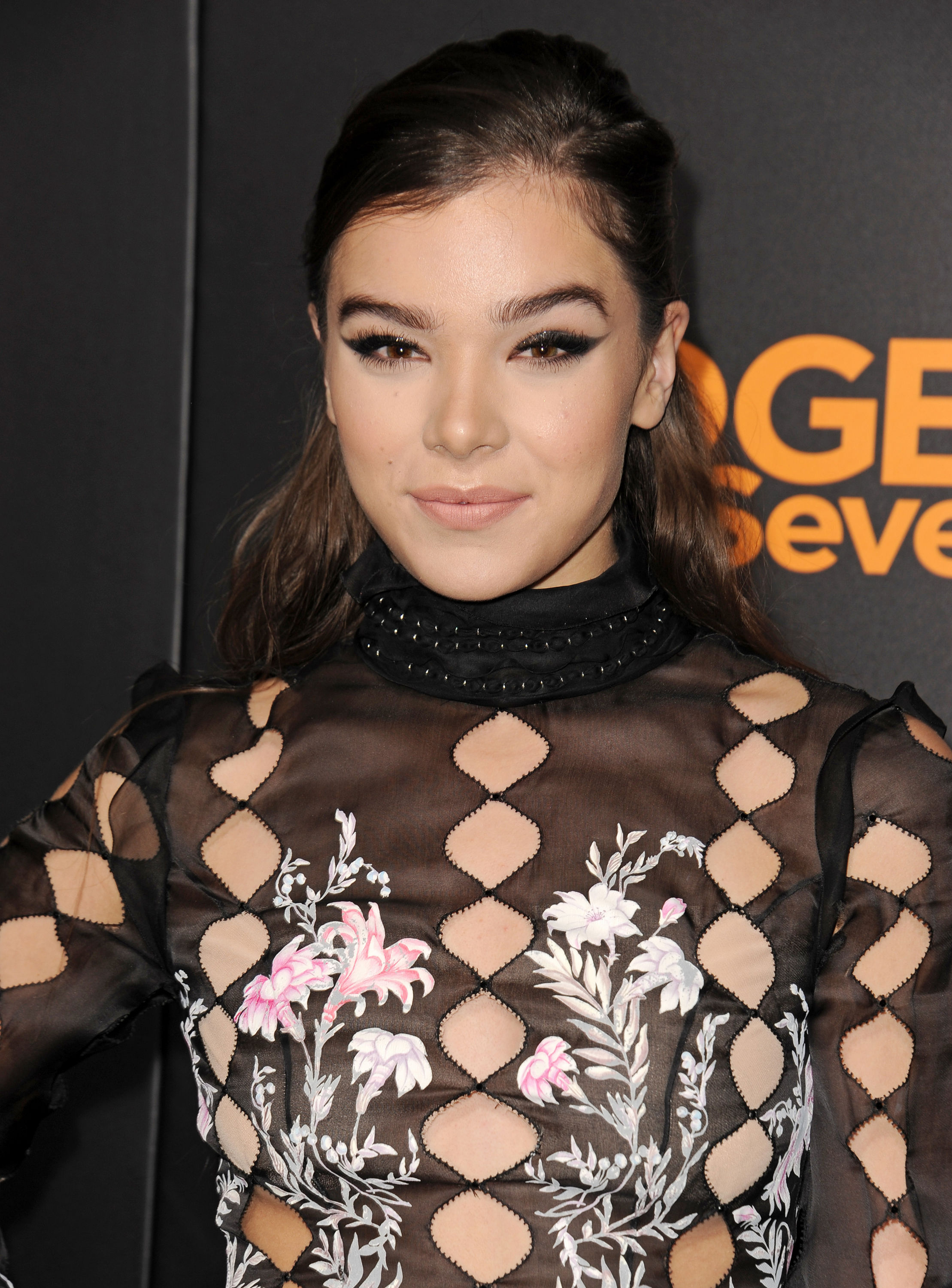 Nov 09 'The Edge of Seventeen' Los Angeles Premiere ihearthailee